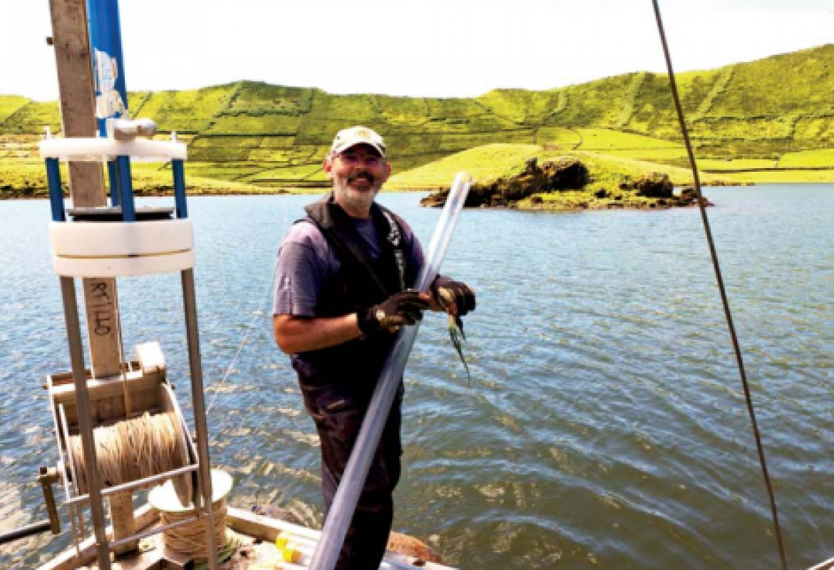 Vítor Gonçalves numa das recolhas de sedimentos efectuadas na ilha do Corvo, na Lagoa do Caldeirão